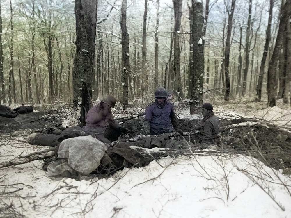 Mit Ästen und Steinen verstärkte, amerikanische Stellungen ("Foxholes") in der Nähe des Schumannsecks im Bau begriffen.