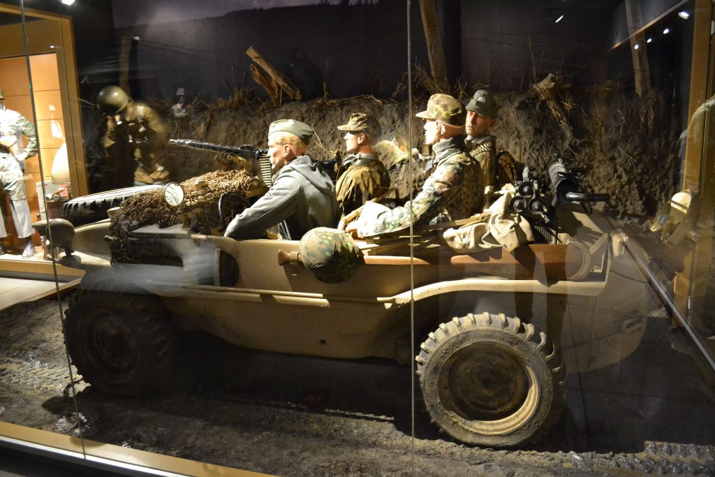 Rekonstitution von Soldaten im Historischen Museum Baugnez 44.
