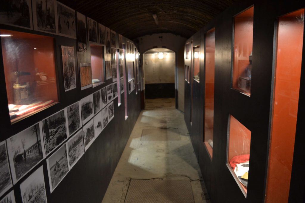 Interieur van het museum van het Fort van Embourg.