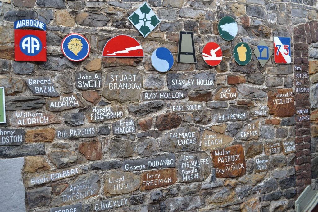 Namen van soldaten op de muur.