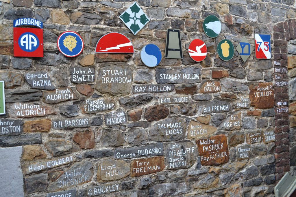 Noms de soldats gravés sur le mur.