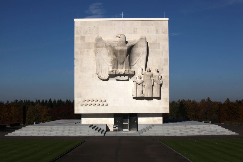 Die steinerne Gedenkstätte ist mit einem großen amerikanischen Adler geschmückt.
