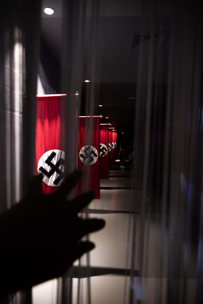 Nazi-Fahnen in der Ausstellung "Nie wieder".