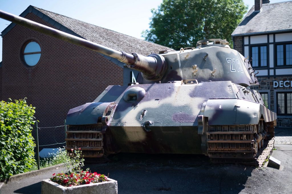 Königlicher Tiger-Panzer am Eingang des Museums Dezember 44.