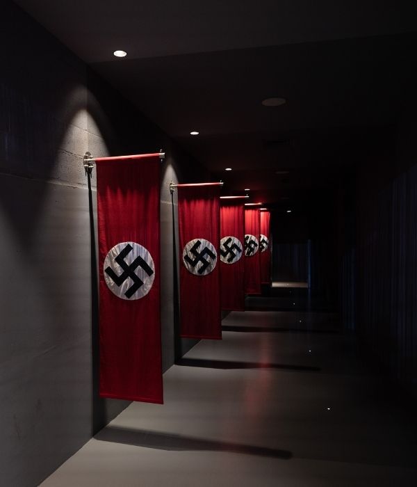 Drapeaux nazis à l