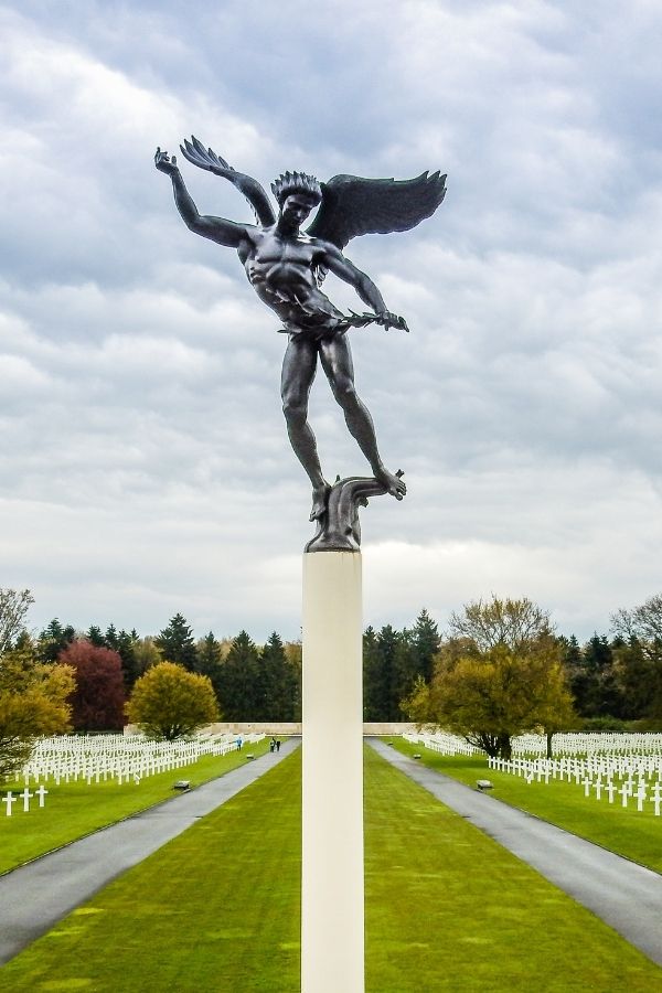 Les tombes du cimetière Américain Henri-Chapelle.