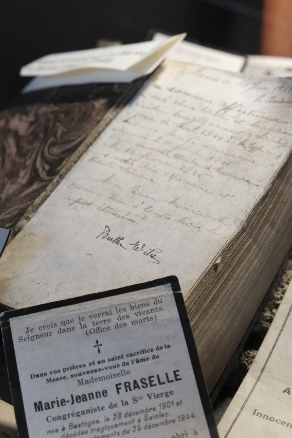 Objets du Musée de la mémoire civile à Sainlez.