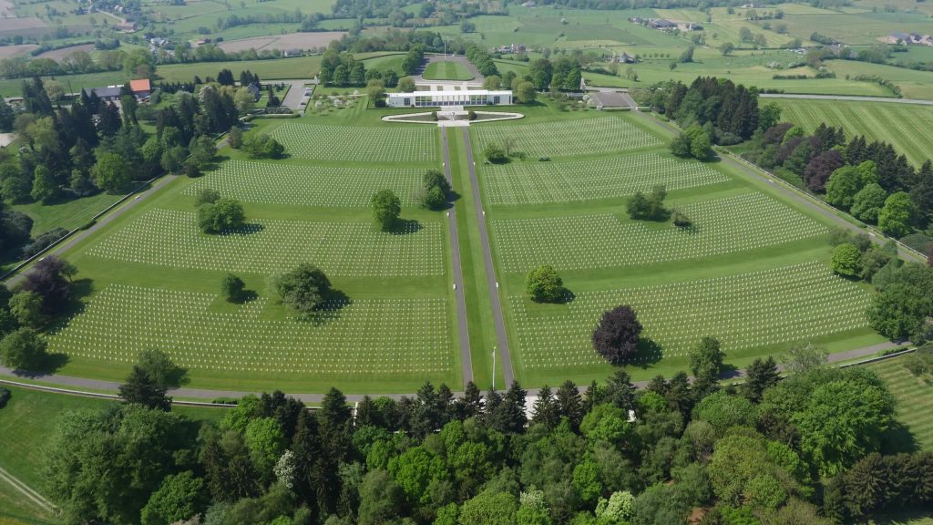 Dronebeeld van de begraafplaats Henri-Chapelle.