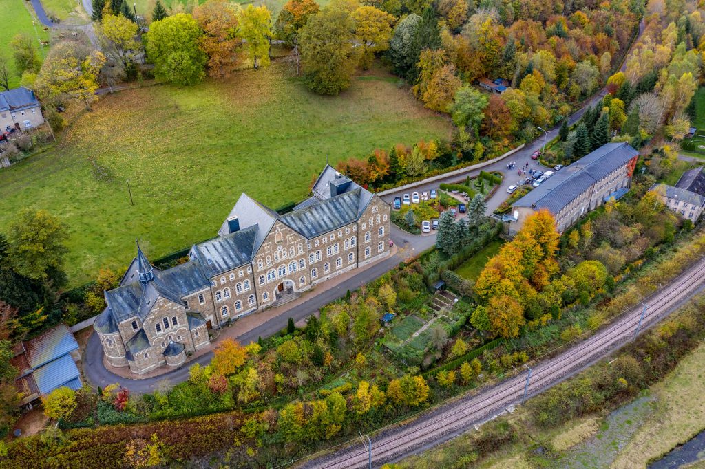 Vue sur l'Abbaye de Cinqfontaines.