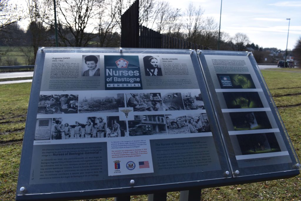 Beschreibende Tafel am Bastogne Nurse Memorial.