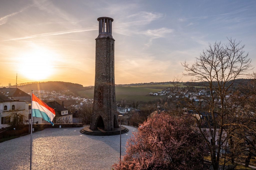 Vue sur le monument de la Grève à Wiltz.