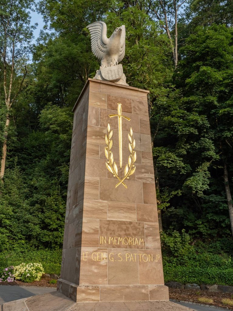 Statue of the eagle.