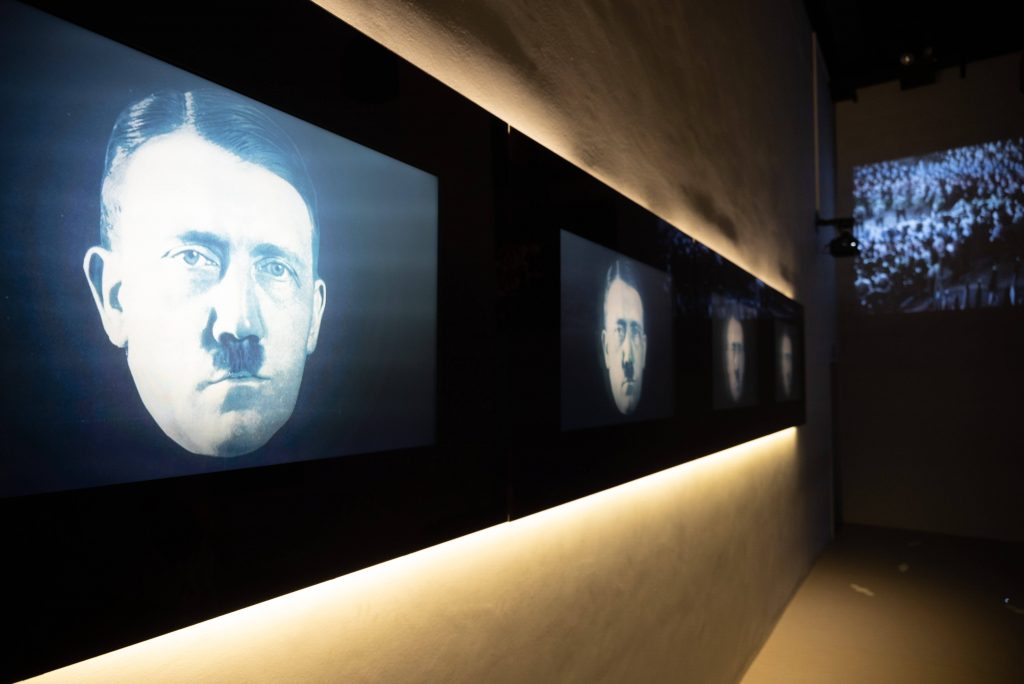 Visuele voorstelling van Hitler bij de expo “Dit nooit meer!”