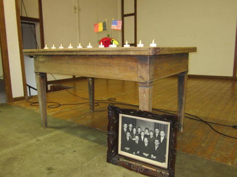 De originele tafel waaraan de 11 soldaten met de familie zaten.
