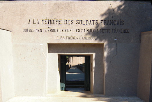 Écriteau "à la mémoire des soldats français".