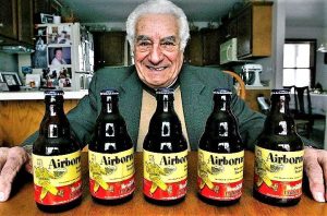 Vincent Speranza mit Flaschen von Airborne Beer.