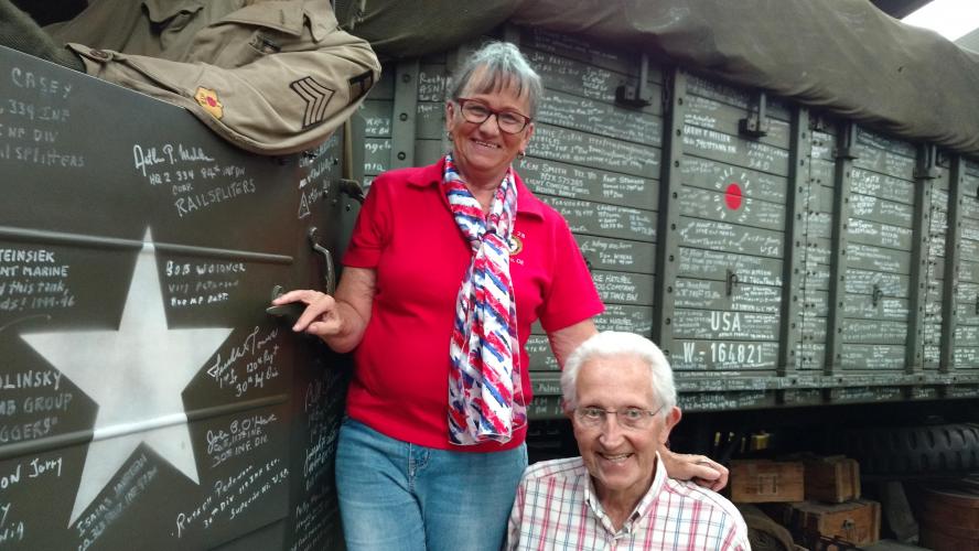 Mathilde et Marcel devant le camion signé par plus de 600 vétérans.