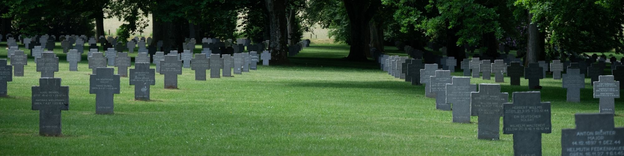 Tombes du cimetière allemand de Recogne.