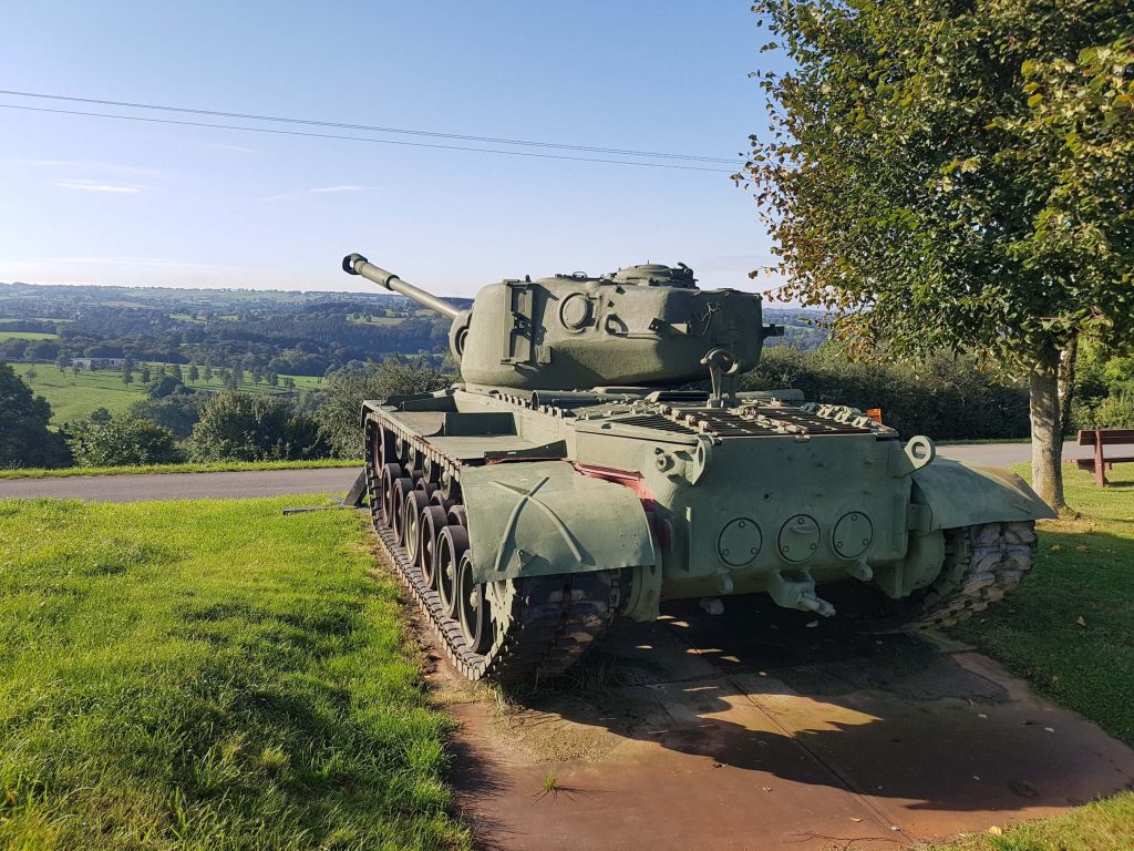 Zeitgenössischer Panzer im Fort von Aubin-Neufchâteau.