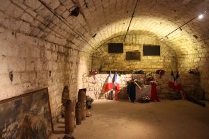 Französische Flaggen und Artillerie, die im Fort Douaumont aufbewahrt werden.