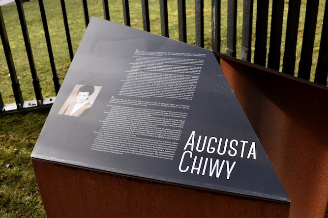 Panneau descriptif sur la vie de Augusta Chiwy.