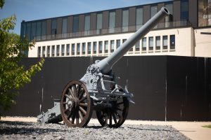 Alte Granate vor der Gedenkstätte von Verdun.