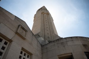 Zicht van op de toren van het Ossuarium van Douamont.