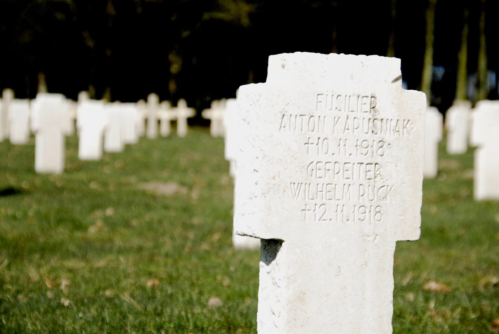 Graven op het kerkhof van Maissin.